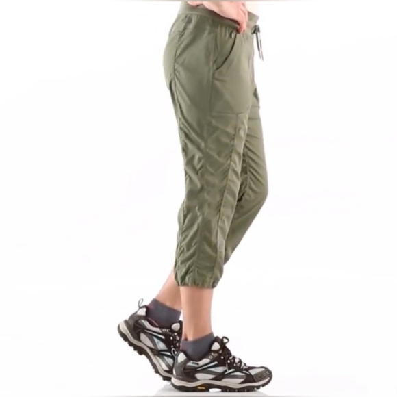 The North Face Aphrodite Capri Women's pants, Size S in army green - Picture 2 of 6